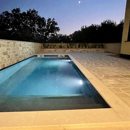 Ferienwohnung Mit Beheiztem Pool, 60 M Vom Strand Maslenica Bagian luar foto